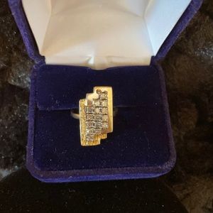 Stunning ring in 14 kt white and yellow gold ring with 15 sparkling diamonds.